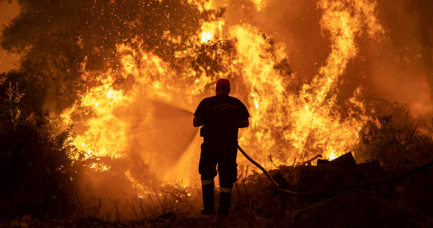 希臘因為高溫熱浪襲擊，部分地區發生大規模野火肆虐。（圖／達志／路透社）