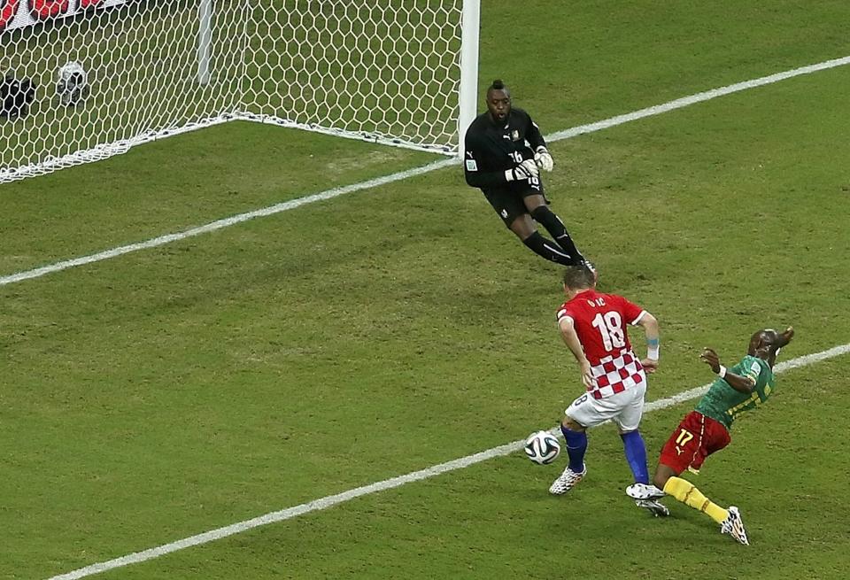 Croatia's Ivica Olic (2nd R) shoots to score a goal against Cameroon during their 2014 World Cup Group A soccer match at the Amazonia arena in Manaus June 18, 2014. REUTERS/Andres Stapff (BRAZIL - Tags: SOCCER SPORT WORLD CUP)