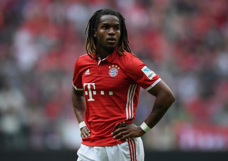 <p>Karl-Heinz Rummenigge hat das Interesse des AC Milan an Mittelfeld-Talent Renato Sanches bestätigt. Das verriet der Vorstandsvorsitzende des FC Bayern am Flughafen vor dem Abflug nach Asien. Demnach wollen die Lombarden den unzufriedenen Portugiesen ausleihen – mit anschließender Kaufoption. (Getty Images)</p>