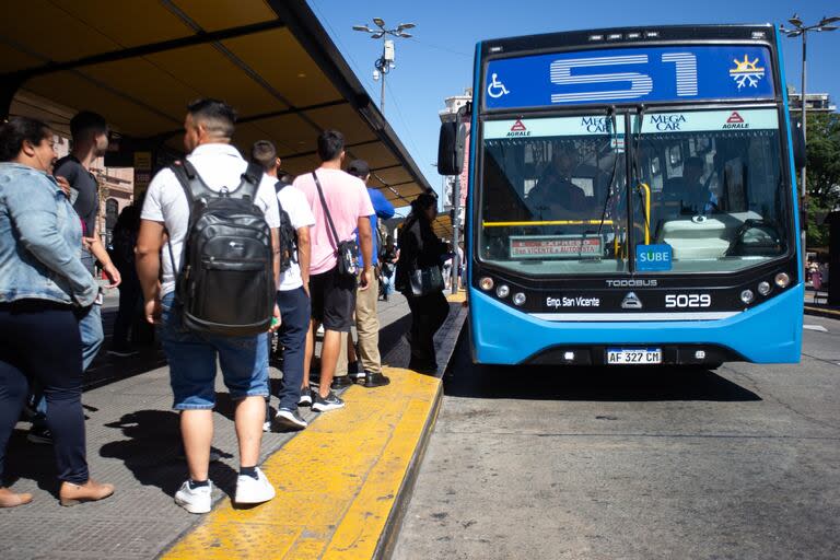 Paro de algunas líneas de colectivos, complican a los pasajeros en Constitución