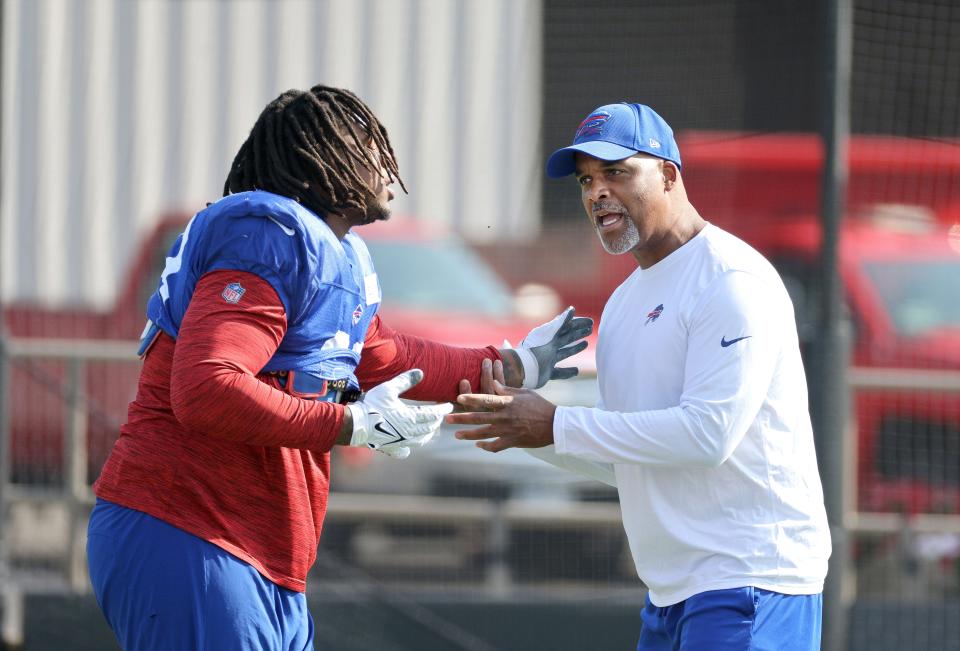 Defensive line coach Eric Washington works one on one with Tim Settle during practice.