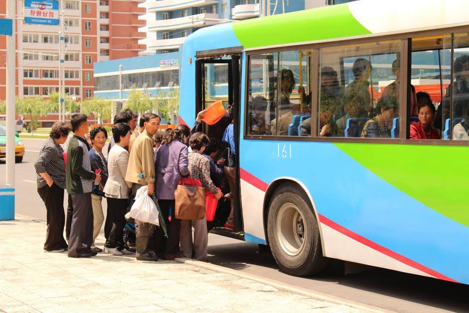 由於交通基建不發達，等待交通工具的畫面可說是北韓的眾生相。除了很有名的平壤地鐵，北韓城市人也依賴有軌和無軌電車，但往往輪候需時，可能至少都要30分鐘之上，比香港人「等多班車」更久呢。