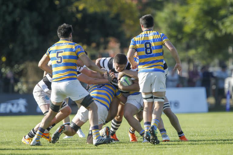 Marcó 7 tries, pero Hindú también defendió con determinación