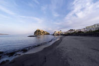 <b>Lido Dei Maronti, Ischia</b><br><br>Vor allem einheimische Familien mit Kindern lieben den Vulkanstrand. Aber auch Wassersportler kommen hier vor auf ihre Kosten. Für alle, die vor allem entspannen wollen, bietet die Küste am Golf von Neapel aus der Antike stammende Thermalquellen und Saunagrotten. Leckermäulchen genießen fangfrischen Fisch oder „Coniglio all`ischiatana“, Kaninchen in Tomatensoße. (Bild: ddp images)