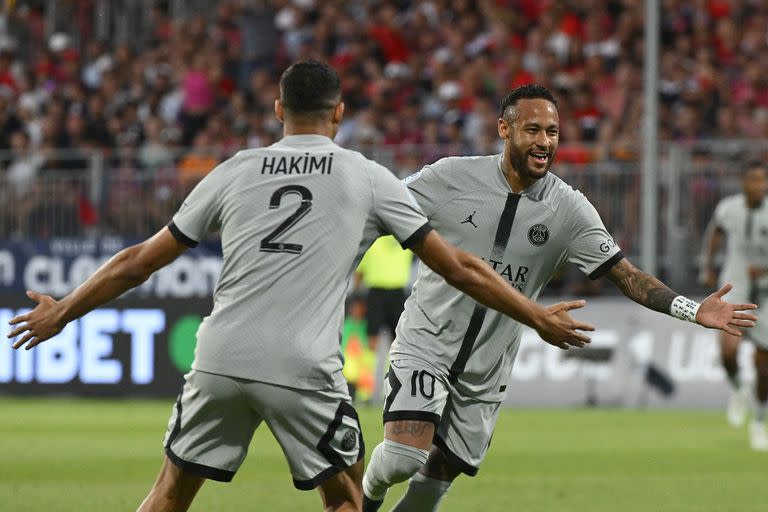 Neymar festeja la apertura del marcador frente al Clermont Foot.