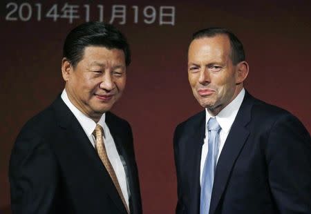 China's President Xi Jinping (L) and Australia's Prime Minister Tony Abbott are pictured in Sydney November 19, 2014. REUTERS/Jason Reed