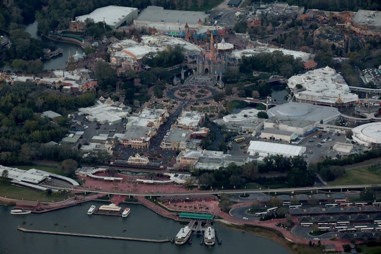 Disney und der US-Bundesstaat Florida haben ihren Rechtsstreit um die Kontrolle des Gebiets beigelegt, in dem Disney World liegt. Die Vereinbarung sieht vor, dass der Konzern bis zu 17 Milliarden Dollar in den Ausbau von "Disney World" investiert. (JOE RAEDLE)