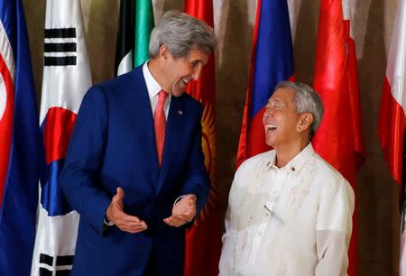 U.S. Secretary of State John Kerry (L) meets Philippine Foreign Affairs Secretary Perfecto Yasay at the Department of Foreign Affairs in Pasay city Metro Manila, Philippines July 27, 2016. REUTERS/Erik De Castro