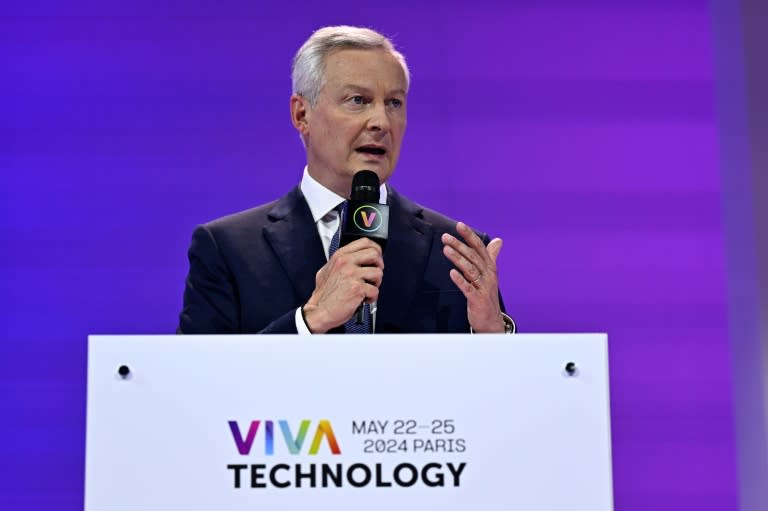 Le ministre de l'Économie et des Finances, Bruno Le Maire, lors de sa visite au salon des start-ups technologiques et de l'innovation Vivatech, au parc des expositions de la porte de Versailles à Paris, le 22 mai 2024 (JULIEN DE ROSA)