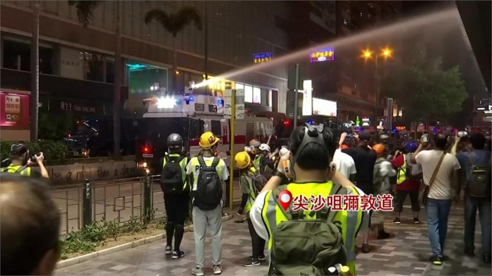 港警出動大批警力、直升機和水砲車，外加催淚彈壓制抗議民眾