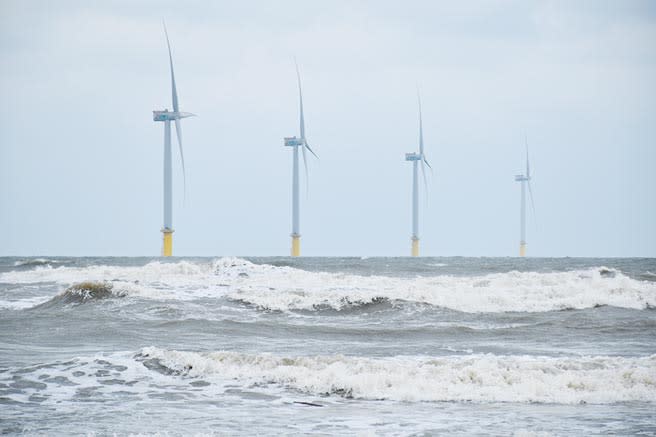 連日海象不佳貨輪停航，傳出蘭嶼發電廠用油只夠撐10天，有限電危機。圖為離岸風電場。（謝明俊攝）