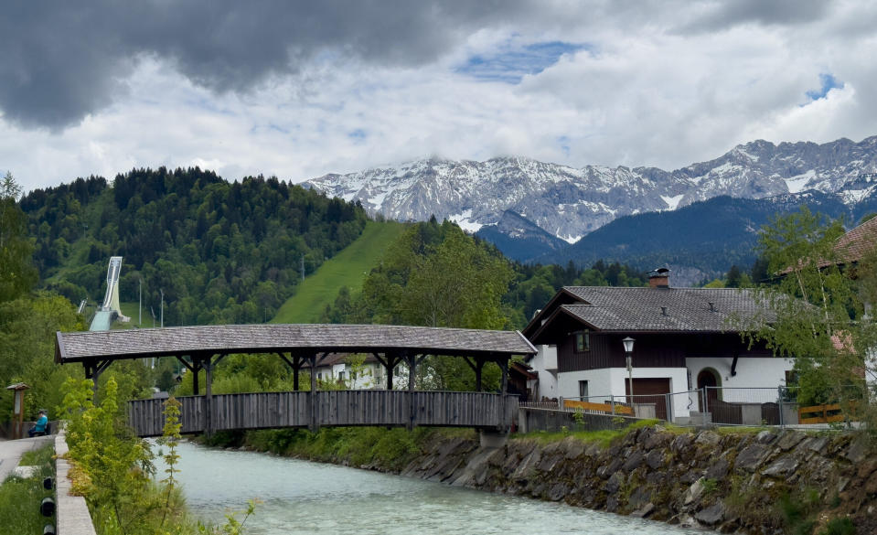 Bergpanorama: Für viele ist es ein kostspieliger Traum, eine Immobilie in den Alpen zu besitzen.  - Copyright: picture alliance / Eibner-Pressefoto