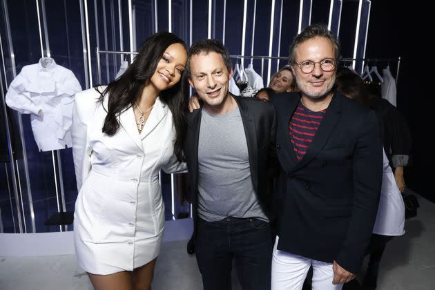 Rihanna entourée de Marc-Olivier Fogiel et Bernard Arnault pour