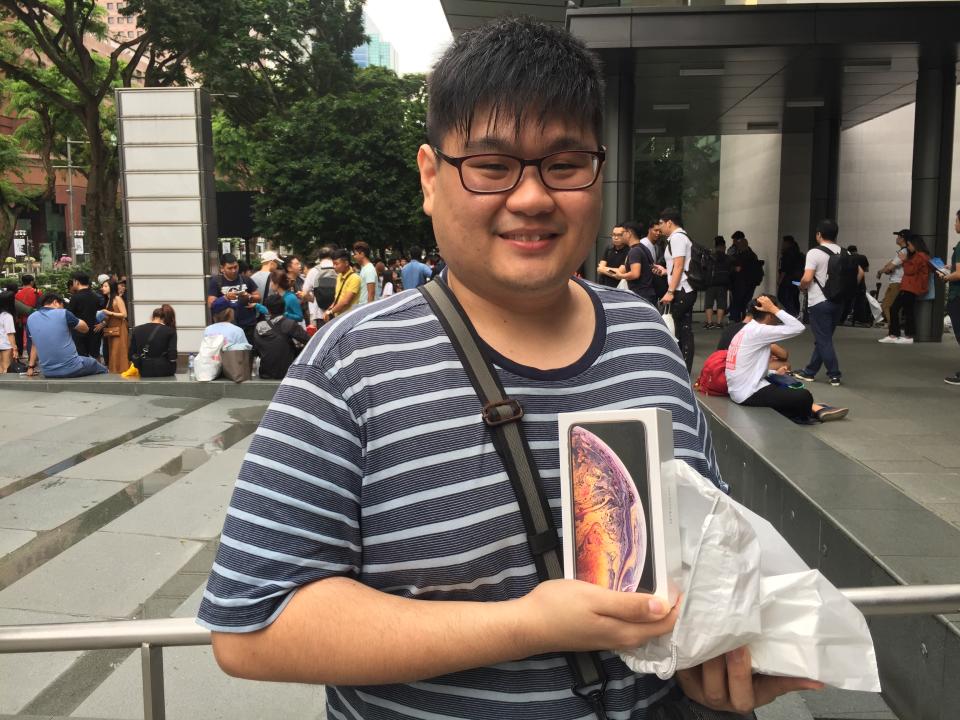 Apple fan Jack Lim with his iPhone XS Max. (PHOTO: Abdul Rahman Azhari/Yahoo Lifestyle Singapore)