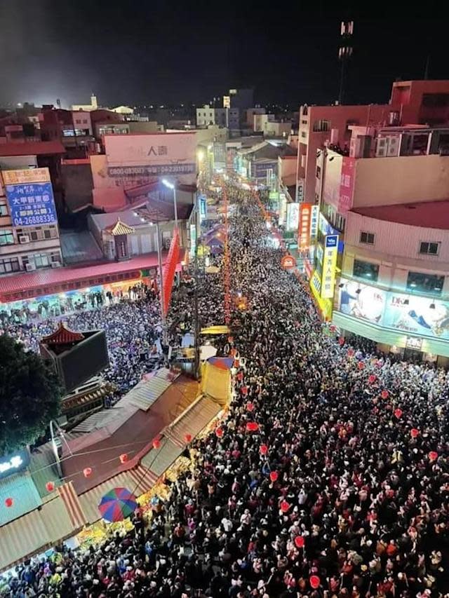 台中大甲鎮瀾宮媽祖遶境日前登場，今年因應疫情雖不能鑽轎腳，但人潮仍然大爆滿。   圖：翻攝自爆廢1公社