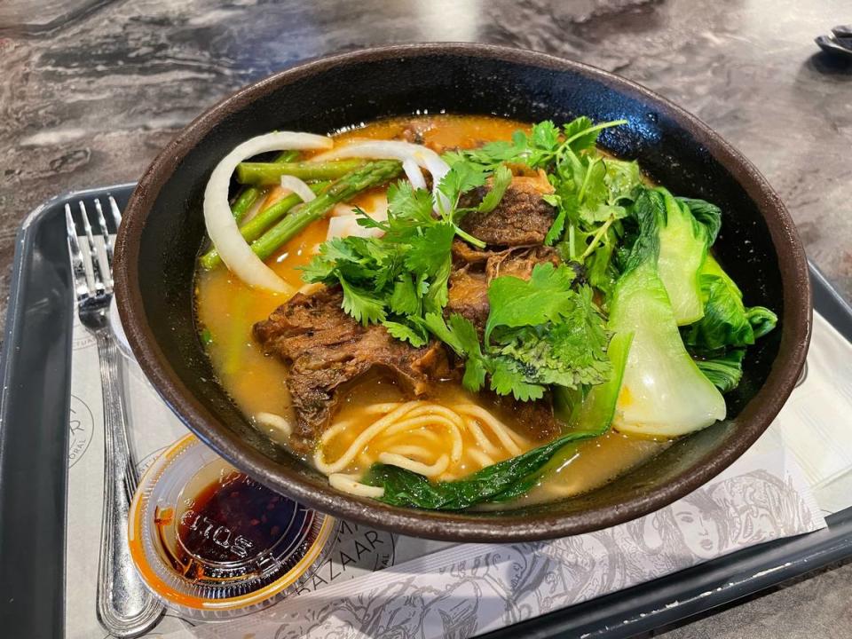 Ramen de costilla corta en In Ramen, en el salón de comida del Shoma Bazaar.