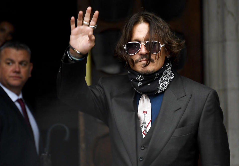 Johnny Depp llega al Alto Tribunal en Londres el miércoles 8 de julio de 2020. El astro de Hollywood fue interrogado por segundo día consecutivo por abogados del tabloide británico The Sun, al que acusa de difamación por haberlo llamado un "marido golpeador" en un artículo publicado en abril de 2018. (AP Foto/Alberto Pezzali)