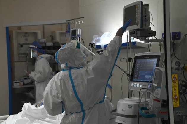 Medical staff members work in a COVID-19 unit at a hospital in Bologna, Italy, on Dec. 3, 2021. Coronavirus infection rates in Italy are on the rise. Italy reported 17,030 new COVID-19 cases on Friday, bringing the total number of confirmed COVID-19 cases to 5,077,445, according to the latest data from the Ministry of Health. (Photo by Gianni Schicchi/Xinhua via Getty Images) (Photo: Xinhua News Agency via Getty Images)