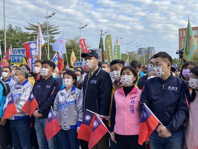 中二選國民黨候選人顏顏寬恒今日上午參加台中市府元旦升旗典禮，與台中市長盧秀燕、立委江啟臣、楊瓊瓔同框。（盧金足攝）