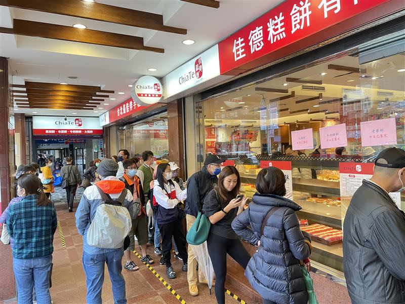 佳德鳳梨酥一早湧現排隊人潮，多項糕餅上午已完售，員工忙補貨。（圖／記者吳康瑋攝影）