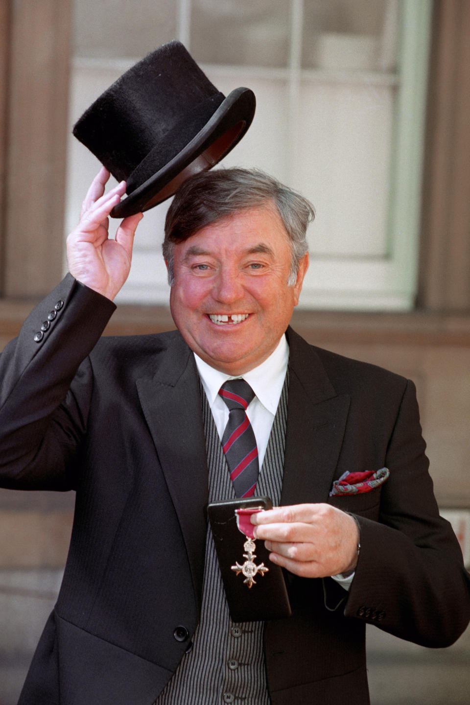 COMEDIAN JIMMY TARBUCK AT BUCKINGHAM
PALACE AFTER RECEIVING THE OBE FROM THE
PRINCE OF WALES. WPA ROTA.