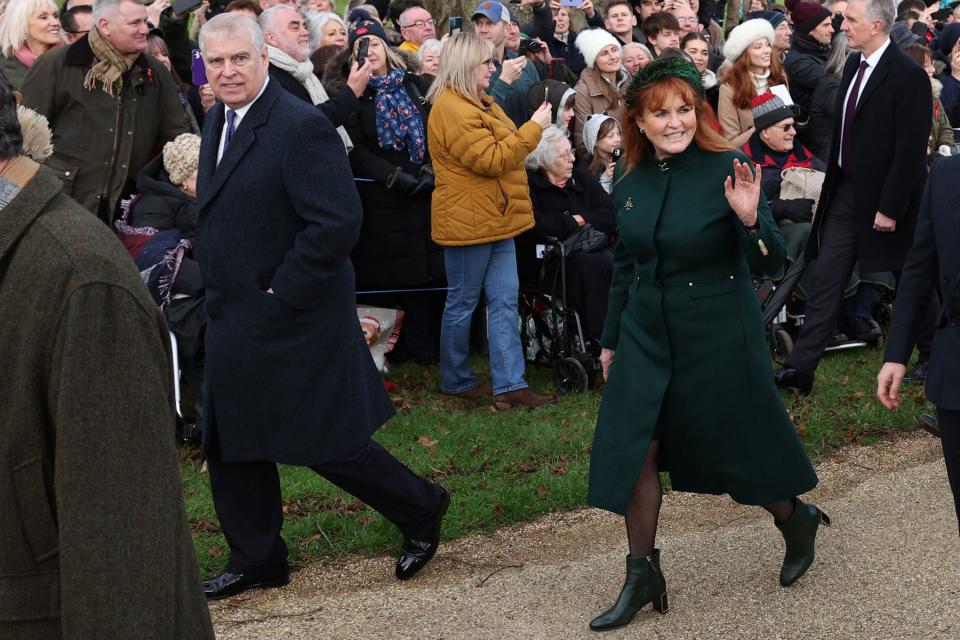 安德魯王子與前妻莎拉皆出席2023年英國王室的耶誕禮拜。（AFP）