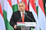 <p>El mandatario de la Unión Europea que más gana teniendo en cuenta el salario medio de su país es Viktor Orbán, primer ministro de Hungría. Al mes ingresa 11.669 euros, 14,6 veces lo que cobran de media sus compatriotas. (Foto: Attila Kisbenedek / AFP / Getty Images).</p> 