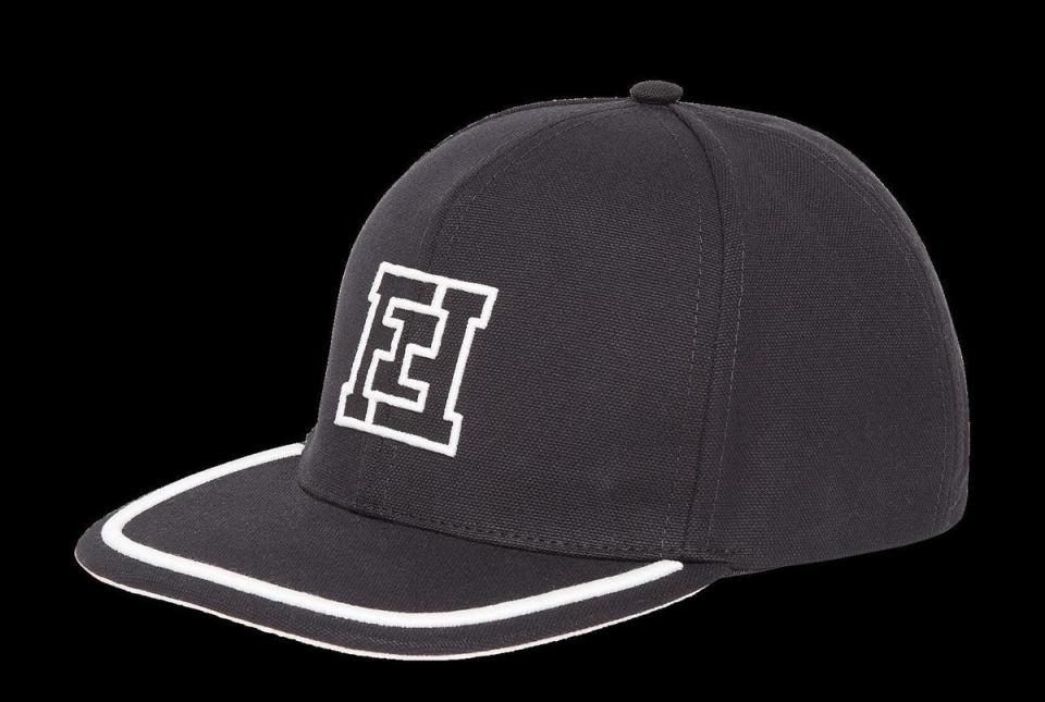FF logo黑色球帽飾有白色緄邊，充滿濃濃的校園運動風。〈FENDI提供〉