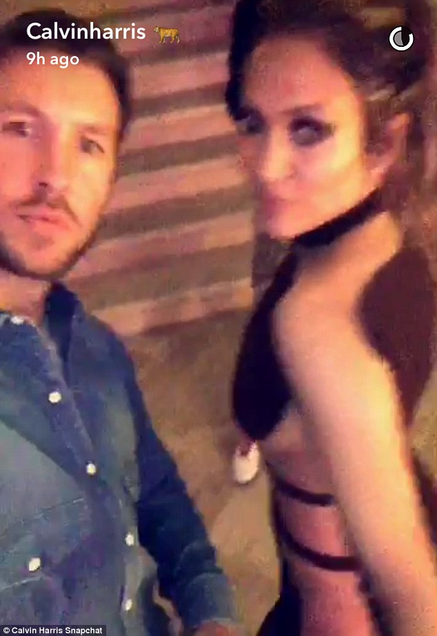  Calvin Harris bailó con la cumpleañera y también colgó doblando una canción de Kanye West. Durante la fiesta, él fue visto charlando con Kim. El ex de Taylor Swift no ha sido tímido a la hora de confrontar a su ex y Kardashian la expuso como mentirosa la semana pasada.