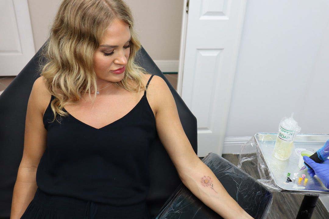 Carrie Underwood shows tattoo (@carrieunderwood via Instagram)