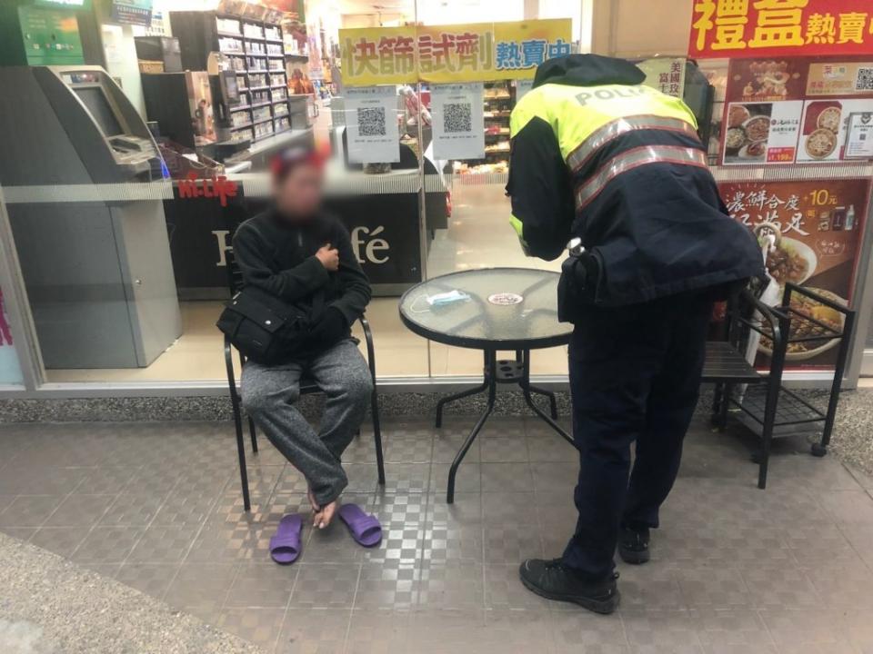 樹林警分局柑園派出所警員陳昆宏、戴京憲，發現男子獨自坐在超商前，精神恍惚又因天冷飢寒受凍，不斷發抖，員警見狀趕緊至超商內購買麵包及牛奶提供該男食用，並護送返回住家。（樹林警分局提供）