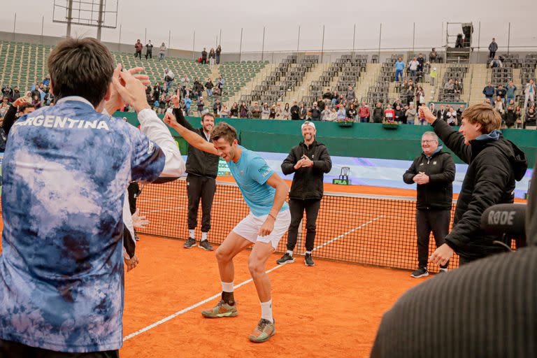 Tomás Etcheverry, debutante en la Copa Davis, baila en el BALTC, el resto del equipo celebra; la Argentina venció 4-0 a Lituania y se ganó un lugar en los Qualifiers 2024