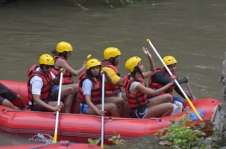 Former United States President Barack Obama (L), his wife Michelle (2nd L) along with his daughters Sasha (C) and Malia (2nd R) go rafting while on holiday in Bongkasa Village, Badung Regency, Bali, Indonesia June 26, 2017 in this photo taken by Antara Foto. Antara Foto/Wira Suryantala/ via REUTERS