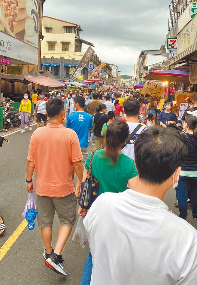 中秋連假高雄旗山老街湧入大批觀光人潮，首度回復疫情前的假日觀光潮。（林雅惠攝）