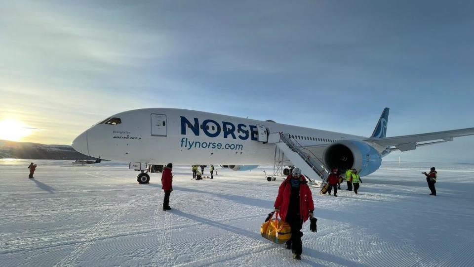 這班飛機上頭坐者45名「挪威極地研究所」的科學家。（圖／翻攝自X@fl360aero）