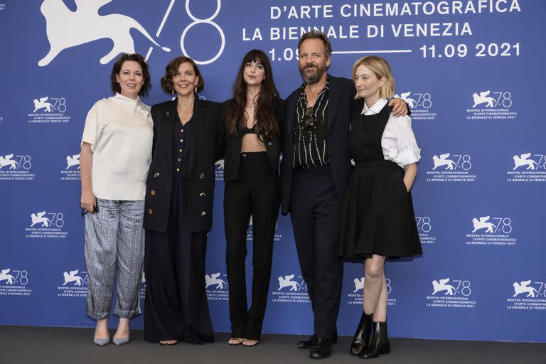 De izquierda a derecha, Olivia Colman, Maggie Gyllenhaal, Dakota Johnson, Peter Sarsgaard y Alba Rohrwacher posan con motivo del estreno de la película "The Lost Daughter" en el Festival de Cine de Venecia (AP Foto/Domenico Stinellis)