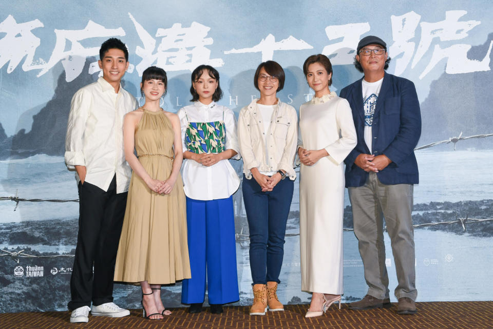 《流麻溝十五號》左起演員徐韜、連俞涵、余佩真、導演周美玲、演員徐麗雯、出品人姚文智今出席電影發布記者會