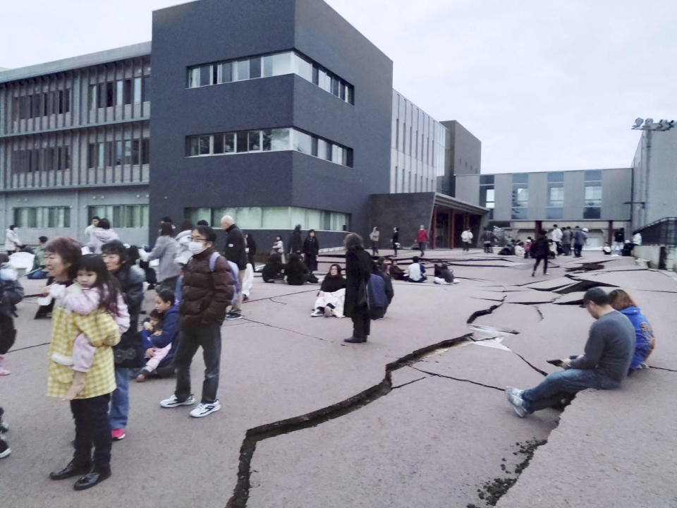 日本地震導致石川縣輪島市路面裂開。（Kyodo/路透社）