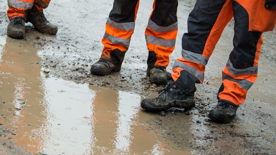 Im Bauhauptgewerbe gilt ein Branchenmindestlohn, der über dem gesetzlich festgelegten Mindestlohn liegt.