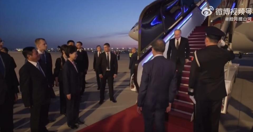 俄羅斯總統普丁（步行階梯者）16日清晨搭專機抵達中國北京，由中國國務委員諶貽琴（前排左二）負責接機。   圖：翻攝自哈月攬山河微博