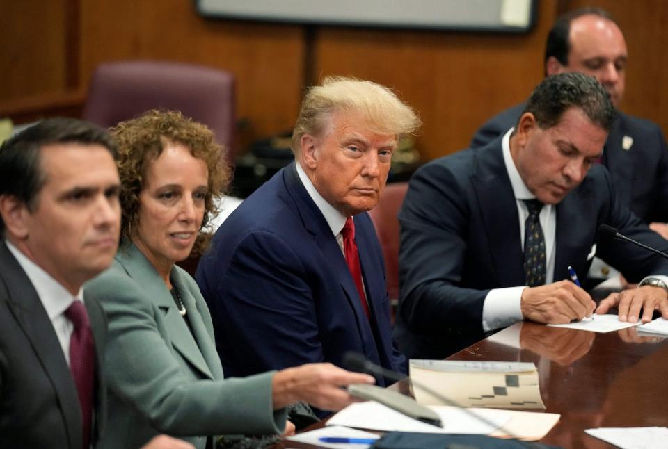 El expresidente Donald Trump con sus abogados dentro de la sala durante su comparecencia en el Tribunal Penal de Manhattan el 4 de abril de 2023. <a href="https://www.gettyimages.com/detail/news-photo/former-us-president-donald-trump-appears-in-court-at-the-news-photo/1250772070?adppopup=true" rel="nofollow noopener" target="_blank" data-ylk="slk:Seth Wenig/POOL/AFP via Getty Images;elm:context_link;itc:0;sec:content-canvas" class="link ">Seth Wenig/POOL/AFP via Getty Images</a>