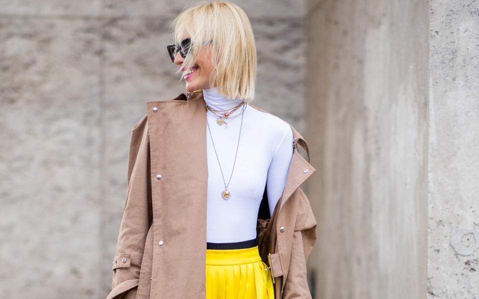 Rader toppte den Look durch auffälligen Goldschmuck, Sonnenbrille und eine schwarze Clutch von Balenciaga. (Bild: Getty Images)