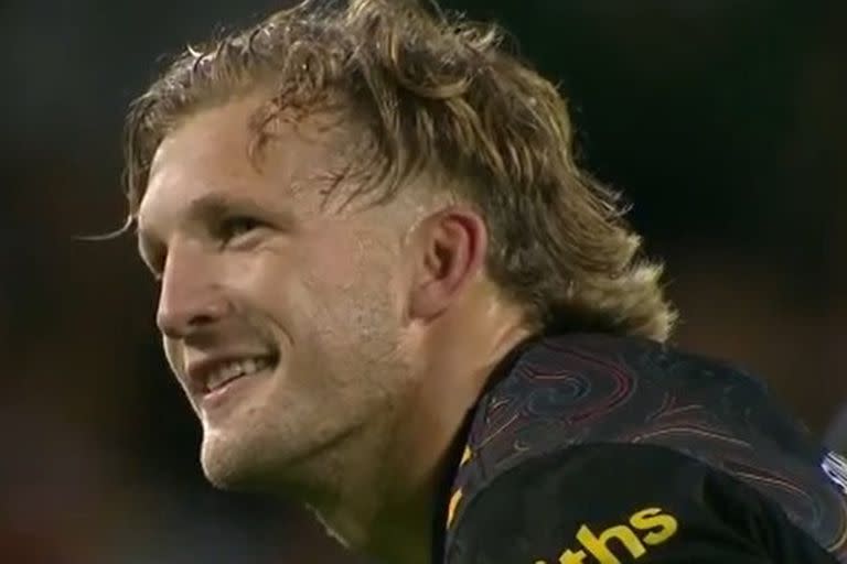 Damian McKenzie y su ritual un instante antes de patear: el público neozelandés vibra con las definiciones del jugador de Chiefs