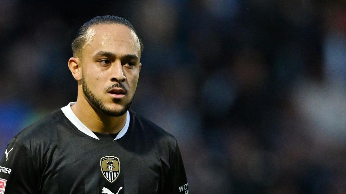 Winger Jones signs new deal at Notts County