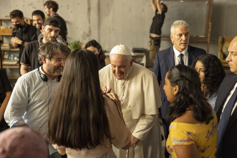 El Papa hablando con los jóvenes que aparecen en el documental junto al director Jordi Évole