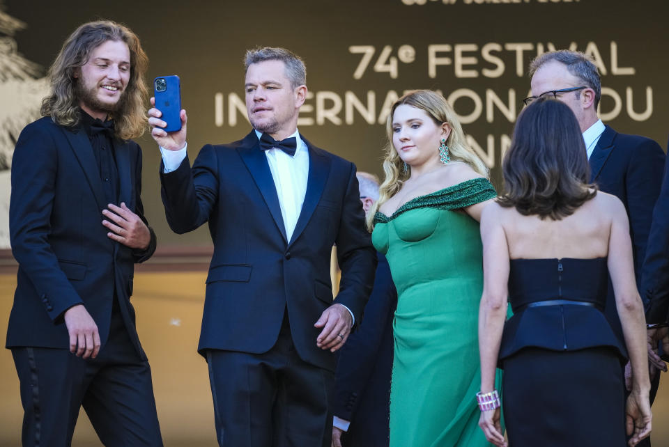 Idir Azougli, Matt Damon, Abigail Breslin, Camille Cottin y el director Tom McCarthy, de izquierda a derecha, llegan al estreno de "Stillwater" en el Festival de Cine de Cannes, en el sur de Francia, el jueves 8 de julio de 2021. (AP Foto/Vadim Ghirda)