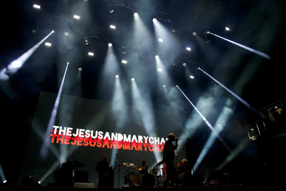 La banda escocesa The Jesus and Mary Chain durante su concierto en el festival Corona Capital en la Ciudad de México el sábado 17 de noviembre de 2018. (Foto AP/Eduardo Verdugo)