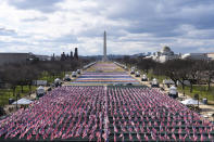 Un 'campo de banderas' se desplegó a lo largo del 'National Mall' de Washington DC en representación de los estadounidenses que no podrán asistir a la toma de poder del demócrata Joe Biden. Una inaguración atípica en medio de una pandemia mortal y por el gigantesco operativo de seguridad inédito tras los sucesos protagonizados por los seguidores de Trump en pasado 6 de enero. (AP Photo/Alex Brandon)