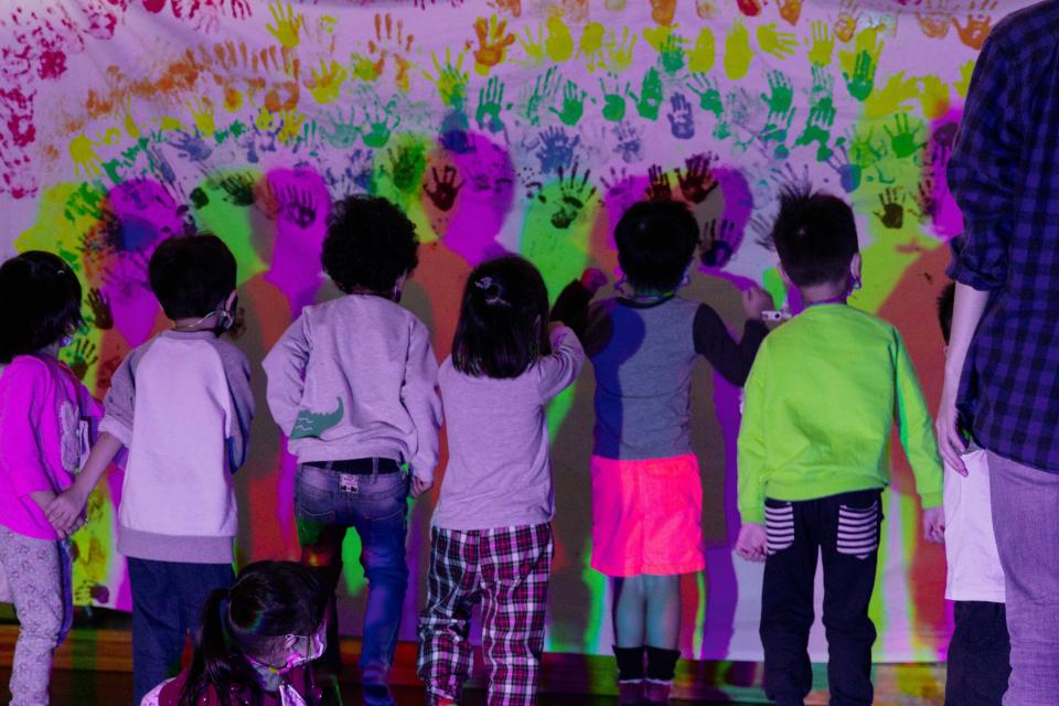 進入彩虹樂園，藝術家楊清雯帶著中山國小附幼的孩子探索光的一百種樣態