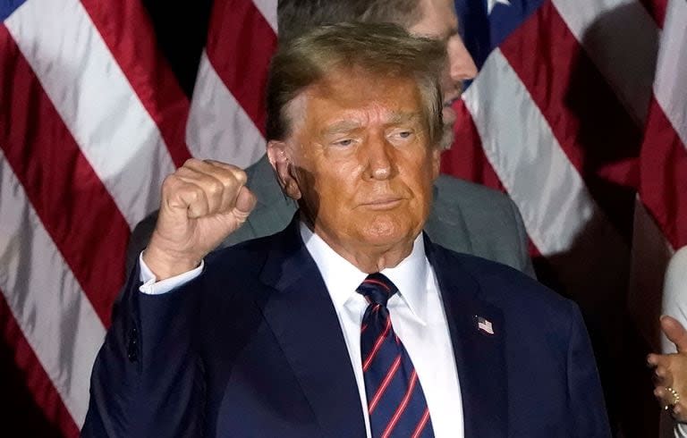 El aspirante presidencial republicano y expresidente estadounidense Donald Trump levanta el puño durante una fiesta de la noche electoral en Nashua, New Hampshire